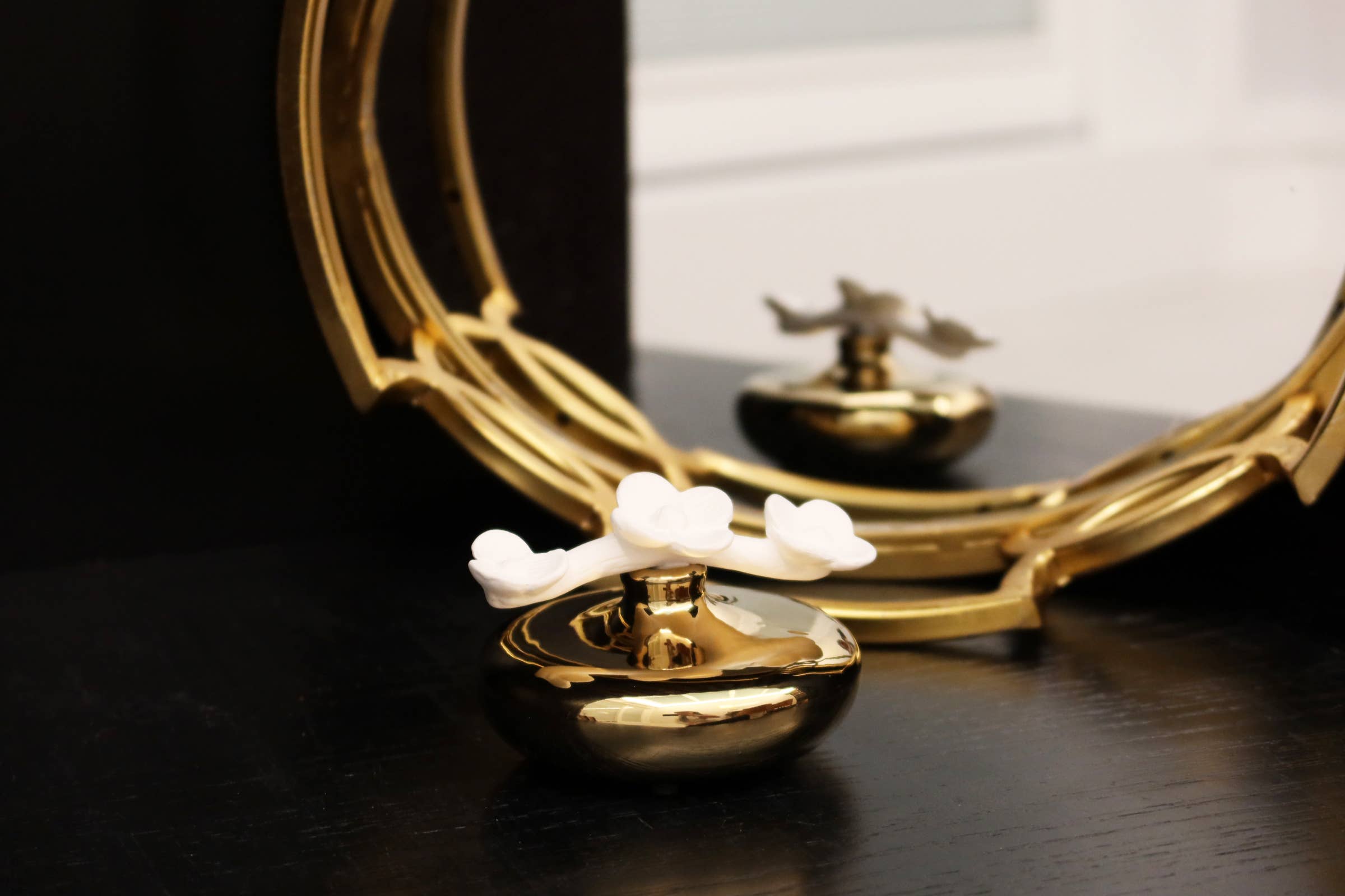 Circular Diffuser w/3 White Flowers