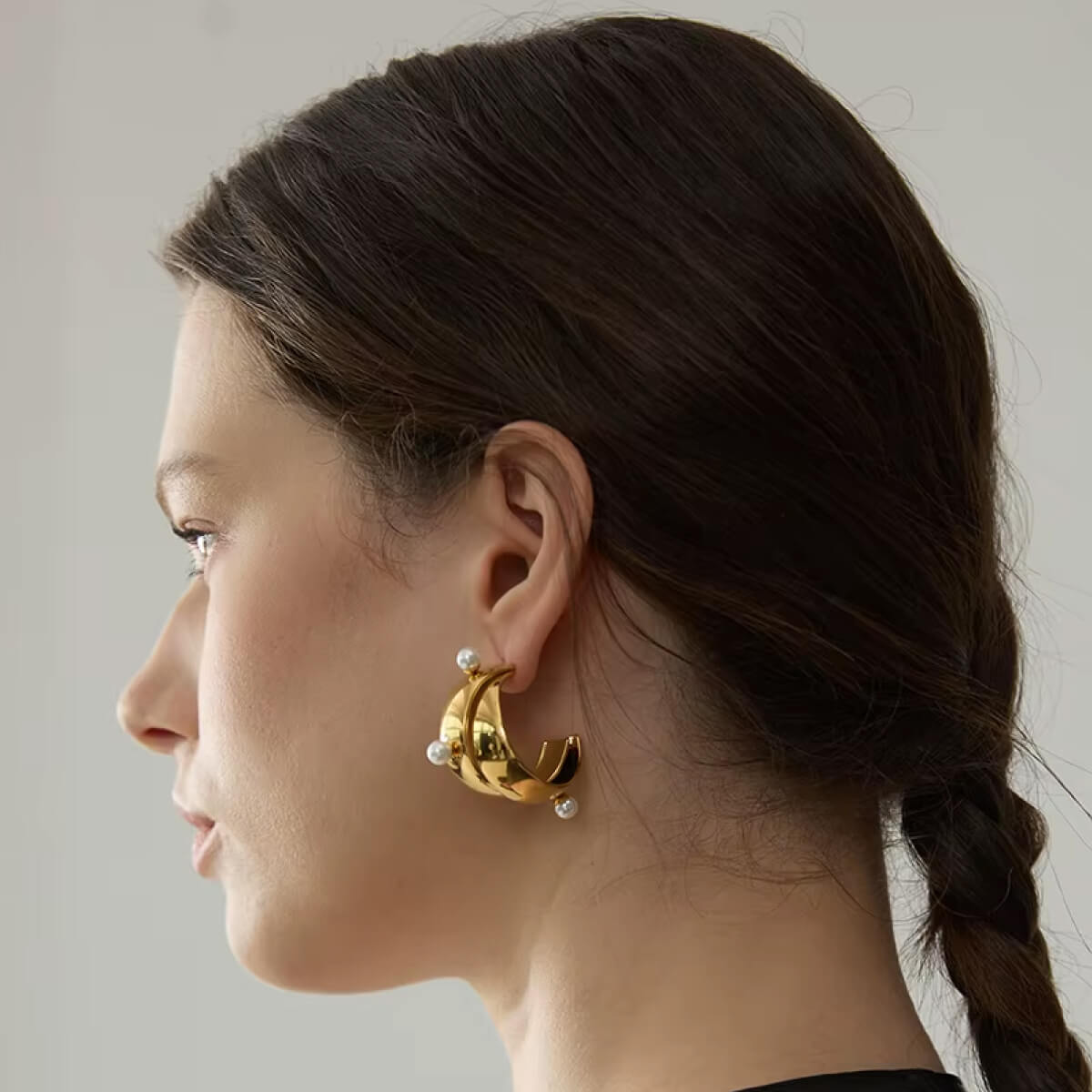 Pearl Sculpture Chucky Hoop Earrings gold | MILK MONEY milkmoney.co | cute earring sets. cute dangle earrings. cute hoop earrings. cute cheap earrings. cute cheap earrings. cute small earrings. fun dangle earrings. trendy dangle earrings. affordable earrings. trendy dangle earrings. cute drop earrings. cute trendy earrings.