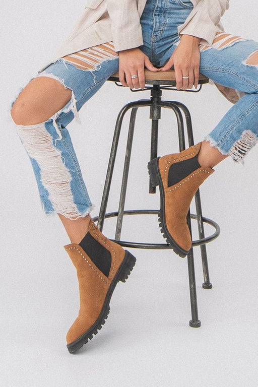 Laura Studded Chelsea Boot camel model MILK MONEY